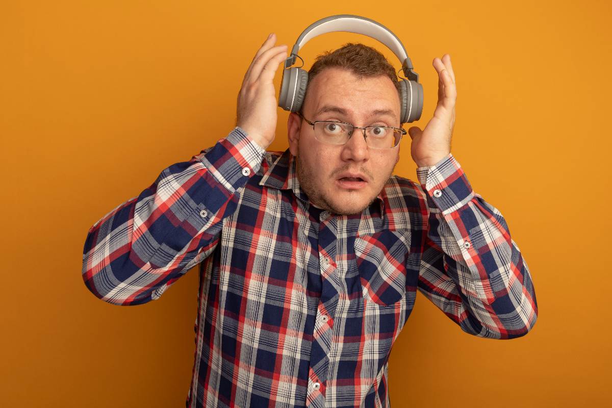 Homme soulève son casque audio, surpris d'avoir 200 Go à moins de 5€ avec Bbox Pure Fibre de B&YOU