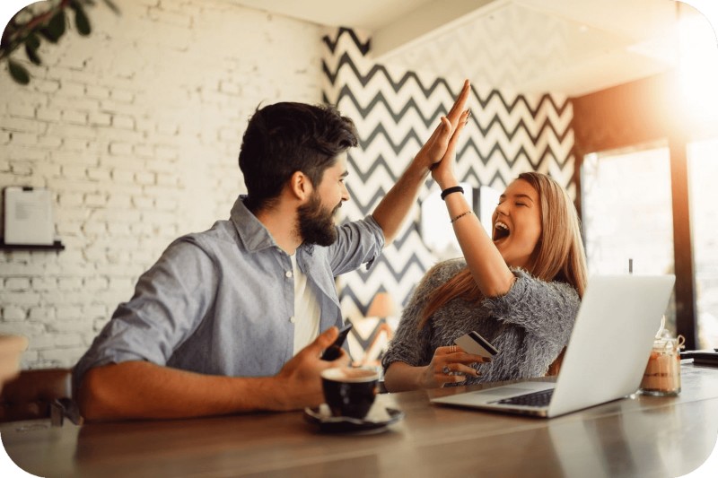 Un couple d'internautes est content de la vitesse de sa connexion internet